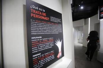 Fotografía de un cartel en la exposición 'Las cifras invisibles de la trata de personas' este miércoles, en el Museo de la Libertad y los Derechos Humanos en Ciudad de Panamá.