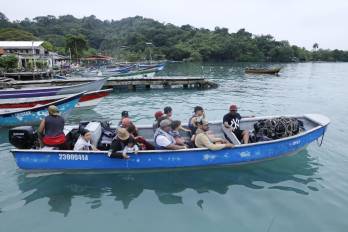 Desde Panamá, algunos migrantes toman la ruta por el océano Pacífico hacia la ciudad colombiana de Buenaventura.