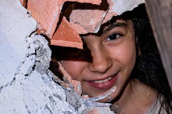 Con el rostro asomando entre ladrillos y concreto fracturado, Fabiana sonrió mientras esperaba ser rescatada.
