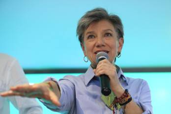 La exalcaldesa de Bogotá Claudia López habla este domingo, en Bogotá (Colombia). EFE/ Carlos Ortega