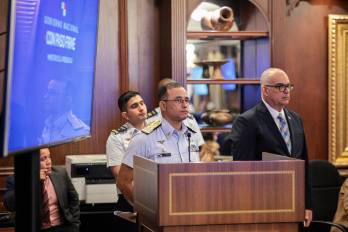 El director general del Servicio Nacional Aeronaval, Luis De Gracia, y el viceministro de Seguridad, Luis Felipe Icaza.