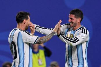 Lionel Messi (i) de Argentina celebra junto a su compañero Rodrigo De Paul después de marcar el gol del 3-0 durante el partido de la fase de grupos de la Copa Mundial de la FIFA 2026 entre Argentina y Argelia, disputado en Kansas City, Misuri.