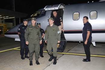El gendarme Nahuel Gallo (c) llega al Aeropuerto Internacional de Ezeiza en la madrugada de este lunes, tras ser liberado el día anterior en Venezuela. Gallo permanecía detenido en Venezuela desde el 8 de diciembre de 2024. EFE/Ministerio de seguridad Argentina SOLO USO EDITORIAL/SOLO DISPONIBLE PARA ILUSTRAR LA NOTICIA QUE ACOMPAÑA (CRÉDITO OBLIGATORIO)