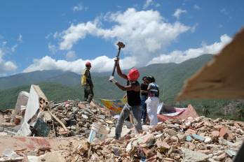 Voluntarios trabajan en la remoción de escombros de los edificios Mision Vivienda OPPE luego del doble terremoto de magnitud 7,2 y 7,5 ocurrido el pasado 24 de Junio, este martes en La Guaira (Venezuela).