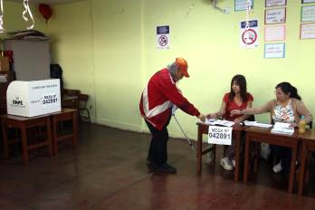 La OEA, que ha desplegado a 92 observadores en el país para esta cita electoral, reportó un participación del 35 % a la mitad del día.