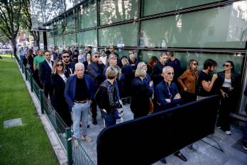 MILAN (Italy), 06/09/2025.-Admiradores hacen cola para entrar en la capilla ardiente en Miián del conocido como rey de la moda, Giorgio Armani. (Moda, Italia) EFE/EPA/MOURAD BALTI TOUATI