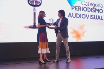 Fotografía cedida por Roche que muestra a la jurado Nathalia Passarinho (Brasil) entregando el trofeo a Christopher Acosta (Perú), ganador de la categoría Periodismo audiovisual, en la ceremonia de premiación del Premio Roche 2025, en Ciudad de México.