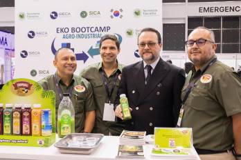 Fotografía cedida por SIECA que muestra a empresarios de pymes de Centroamérica junto con el ministro de Comercio, Julio Moltó.