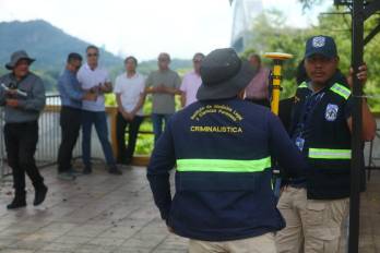Miembros de la comunidad china asistieron a la inspección.