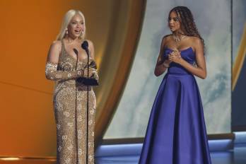 Fotografía de archivo de la cantante estadounidense Beyonce con su hija Blue Ivy (d) durante los Premios Grammy. EFE/CAROLINE BREHMAN