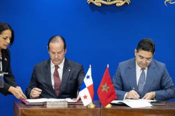 El Ministro de Asuntos Exteriores de Marruecos, la cooperación africana y los expatriados marroquíes Nasser Bourita (R) y el ministro de Relaciones Exteriores de Panamá, Javier Eduardo Martínez (L), firman acuerdos bilaterales después de su reunión en Rabat, Marruecos, 16 de junio de 2025. (Marruecos)