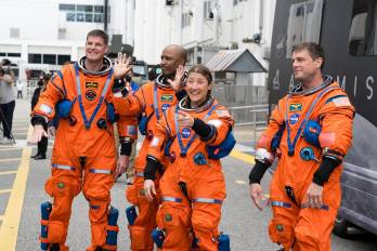 Fotografía cedida por la NASA donde aparece la tripulación de la misión Artemis II, de derecha a izquierda los astronautas de la NASA, el comandante Reid Wiseman, la especialista de misión Christina Koch, el piloto Victor Glover, y el astronauta de la Agencia Espacial Canadiense (CSA), el especialista de misión Jeremy Hansen, salen del Edificio de Operaciones y Verificación para abordar su nave espacial Orion este miércoles en el Centro Espacial Kennedy.