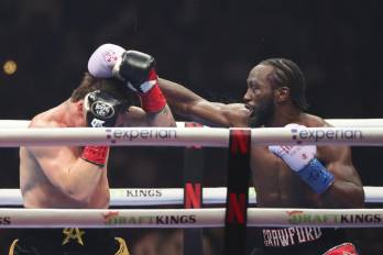 Terence Crawford frente a Saúl ‘Canelo’ Alvarez durante su combate en Las Vegas.