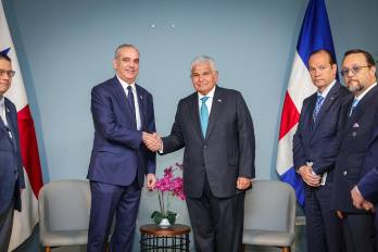 Ambos presidentes se reunieron durante el Congreso Mundial de Zonas Francas, que se realiza en ciudad de Panamá.