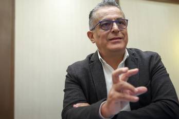 El oncólogo pediatra Alberto Olaya, habla durante una entrevista para EFE en la decimosegunda edición de la Cumbre de Excelencia Médica Amgen.