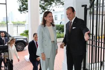 A su llegada, María Corina fue recibida por el canciller Javier Martínez-Acha Vásquez.