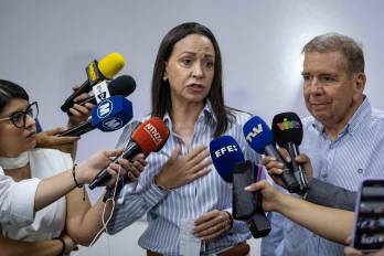 Fotografía de archivo de la líder opositora venezolana y ganadora del premio Nobel de Paz 2025, María Corina Machado (c), al atender a la prensa, en Caracas (Venezuela).
