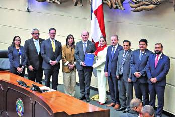 El ministro de Economía y Finanzas presentó el proyecto de presupuesto a la Asamblea.