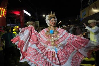 La reina del Festival Nacional de la Mejorana, Lourdes Esquivel Cedeño, baila en Guararé (Panamá).