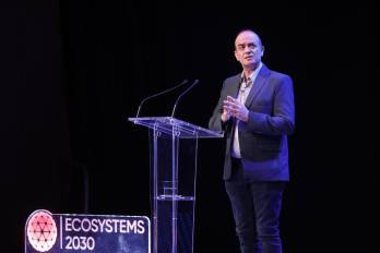 El presidente ejecutivo de Ecosystems 2030, Omar Hatamleh, durante el discurso inaugural de la quinta edición de este foro internacional, que se celebra este viernes en A Coruña y se centra en la inteligencia artificial, la innovación, la sostenibilidad y el entretenimiento.