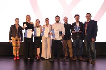 Fotografía cedida por Roche que muestra, de izquierda a derecha, a la jurado Nora Bär junto a los finalistas de la categoría Cobertura del Premio Roche 2025: Mariana Carbajal (Argentina), Ingrid Beck (Argentina), Dayana Herrera Valbuena (Colombia) y José Vargas (Colombia); y al equipo ganador, representado por Carlos Carabaña (España), Paul Ramírez (México) y Enrique de la Mora (México), durante la ceremonia de premiación en Ciudad de México.