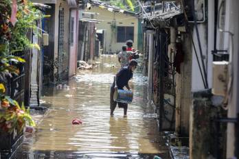 En distritos como Badulla, la lluvia provocó deslizamientos de tierra masivos que sepultaron comunidades enteras.