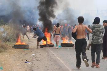 Al menos dos policías resultaron heridos por proyectiles de armas de fuego durante una operación de desbloqueo en una carretera en la región oriental de Santa Cruz.