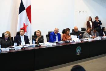 La sesión fue declarada permanente para ajustar la lista de oradores en este primer debate, en el que cada expositor cuenta con un tiempo aproximado de tres minutos para presentar sus argumentos.