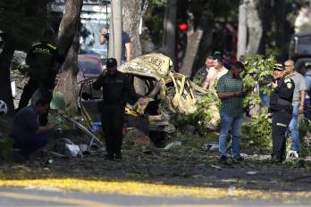 El presidente colombiano, Gustavo Petro, afirmó este jueves que su Gobierno declarará como organizaciones terroristas al Clan del Golfo, que es la principal banda criminal del país, y a dos disidencias de las antiguas FARC, que son el Estado Mayor Central (EMC) y la Segunda Marquetalia, luego de que un carro bomba explotara en las inmediaciones de la Escuela Militar de Aviación Marco Fidel Suárez, en Cali, y que un helicóptero de la Policía fuera derribado en el municipio antioqueño de Amalfi, hechos que dejaron al menos trece muertos y más de veinte heridos.