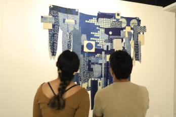 Dos personas observan una obra en el Museo de Arte Contemporáneo de Panamá.