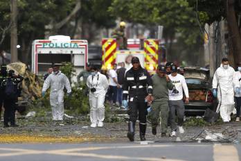 Un integrante de la Fuerza Aérea custodia la zona del atentado tras una explosión en inmediaciones de la Escuela Militar de Aviación Marco Fidel Suárez este jueves, en Cali (Colombia).