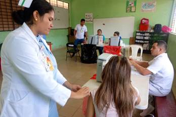 El MINSA insta a vacunarse contra la fiebre amarilla en regiones de riesgo y viajeros internacionales.