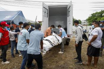 Los equipos de emergencia traslada una víctima mortal de las riadas que golpearon el norte de Nepal.