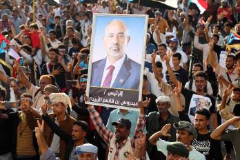 Imagen de archivo de un retrato del máximo líder del Consejo de Transición Sureño (CTS), Aidaros Alzubidi, durante una manifestación en favor de la independencia del sur de Yemen, en la ciudad portuaria meridional de Adén, Yemen, el 25 de diciembre de 2025.