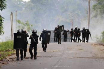 Agentes de la Unidad de Control de Multitudes (UCM) se enfrentan con manifestantes este miércoles, en Valle de Agua Abajo en la provincia de Bocas del Toro (Panamá).