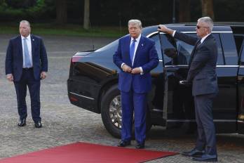 El presidente de los Estados Unidos, Donald Trump, a su llegada a una cena de trabajo ofrecida por los monarcas neerlandeses en el marco de la Cumbre de la OTAN, este martes en el Palacio Huis ten Bosch de La Haya.