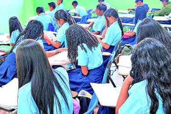 De los 90 gabinetes que Meduca proyectó abrir en dos años según su plan quinquenal, solo ha inaugurado 54. La falta de cobertura ha creado brechas en atención emocional escolar. Imagen mejorada con IA.