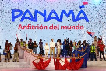 Personas participan durante la presentación de la nueva marca país de Panamá este miércoles en Ciudad de Panamá (Panamá).