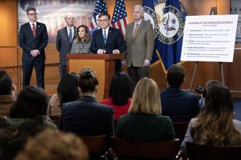 El presidente de la Cámara de Representantes, Mike Johnson, se dirige a los medios de comunicación en el Capitolio de los Estados Unidos, en Washington D. C.