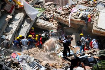 Las autoridades estiman que cerca de 19.900 personas lograron sobrevivir en La Guaira gracias a los rescates y a la ayuda de familiares, vecinos y voluntarios.