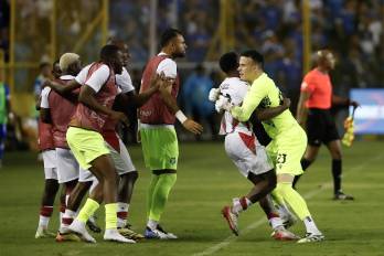 Jugadores de Surinam celebran un gol en partido por las eliminatorias al Mundial 2026 ante El Salvador en el estadio Cuscatlán en San Salvador.