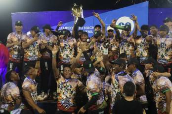 El equipo del Panamá Oeste celebrando el título.