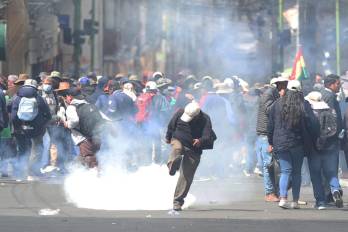 Los sindicatos piden la renuncia del presidente Rodrigo Paz en medio de los bloqueos que mantienen incomunicada y desabastecida a la capital boliviana y otros lugares del país.