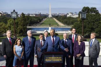 Líderes republicanos de la Cámara de Representantes y del Senado de los Estados Unidos, incluyendo al presidente de la Cámara, Mike Johnson (centro-izquierda), y al líder de la mayoría en el Senado, John Thune (centro), hablan con los medios sobre el cierre del gobierno desde el Capitolio de los EE. UU. en Washington (EE.UU.).