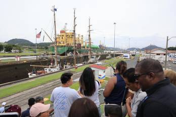 Personas observan el buque escuela de la Guardia Costera de Estados Unidos 'Eagle' transitando por las esclusas de Miraflores en el Canal de Panamá este sábado, en Ciudad de Panamá.