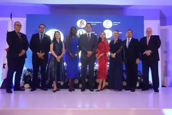 Pablo Torres, segundo de derecha a izquierda, había sido electo para ocupar el puesto hasta 2026.