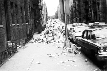La Huelga de Saneamiento de 1968 en Nueva York condujo a reemplazar los cubos de basura por bolsas de plástico en la acera, un cambio que, con el tiempo, se ha convertido en un problema sanitario mayor.