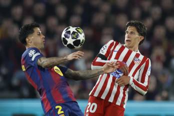 El defensa del FC Barcelona, Joao Cancelo (izq.), el argentino del Atlético de Madrid, Giuliano Simeone.