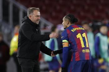El delantero brasileño del FC Barcelona, Raphinha, celebra con el técnico blaugrana, el alemán Hansi Flick, celebrando gol del equipo.