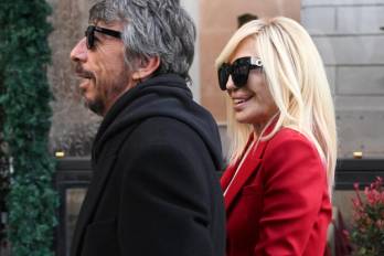 Los diseñadores de moda italianos Donatella Versace (der.) y Pierpaolo Piccioli visitan la capilla ardiente del fallecido diseñador italiano Valentino Garavani en Roma, Italia, el 22 de enero de 2026.